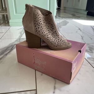 Women’s Open Toe Suede Shoes. EUC